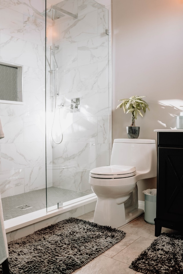 A bathroom with rugs